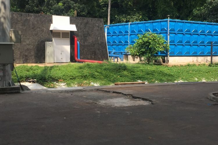 Masih ada jalan yang belum diaspal di depan Stadion Utama Gelora Bung Karno, Minggu (24/6/2018). Lokasi ini biasanya dimanfaatkan masyarakat untuk beraktifitas seperti olahraga setiap akhir pekan.
