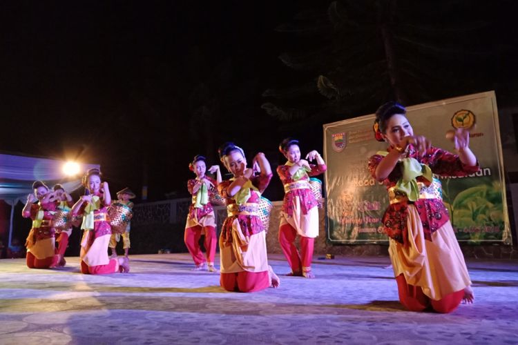 Tarian petik teh yang ditampilkan oleh masyarakat Pagilaran, Jawa Tengah pada wisatawan, Rabu (2/5/2018)