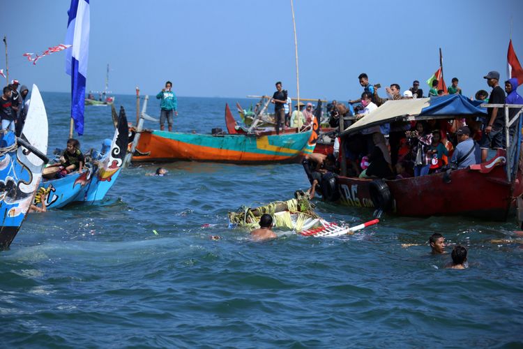 Larung sesaji dalam sedekah laut nelayan Tambaklorok, Semarang, Minggu (20/8/2017).

