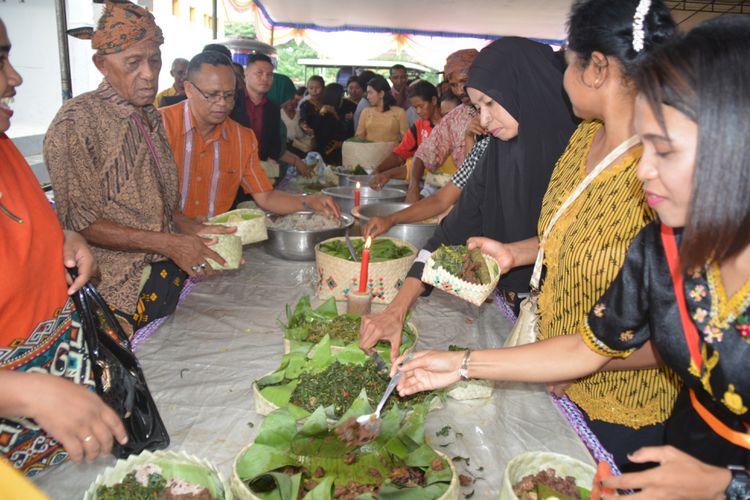 Warga Kabupaten Nagekeo, Flores, Nusa Tenggara Timur, Kamis, (27/12/2018), menikmati hidangan pangan lokal saat syukuran atas pemimpin baru Kabupaten Nagekeo. semua makanan bagi seluruh rakyat Nagekeo adalah pangan lokal. 