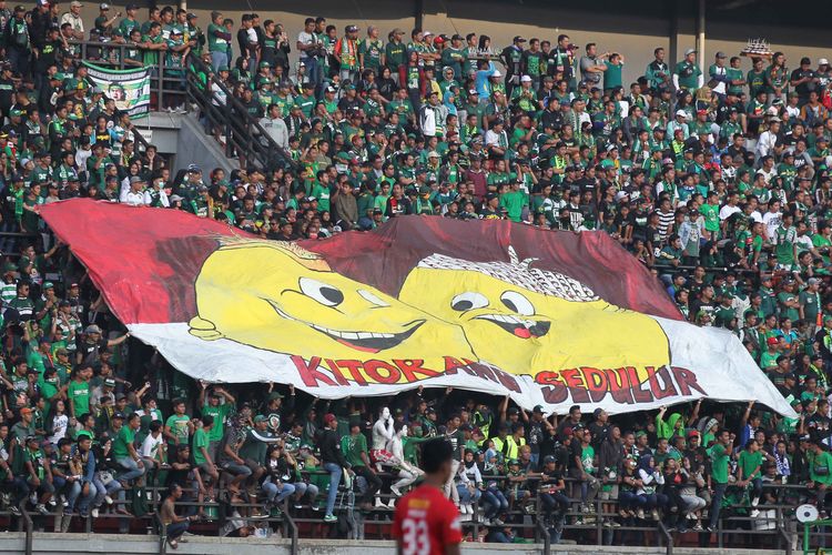 Aksi bonek terhadap Papua di babam kedua saat mendukung Persebaya Surabaya menjamu Persija Jakarta pada Pekan 16 Liga 1 2019 di Stadion Gelora Bung Tomo Surabaya, Jawa Timur, Sabtu (24/08/2019) sore. 