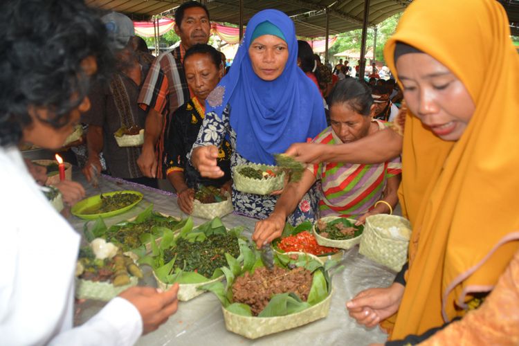 Warga Kabupaten Nagekeo, Flores, Nusa Tenggara Timur, Kamis, (27/12/2018), menikmati hidangan pangan lokal saat syukuran atas pemimpin baru Kabupaten Nagekeo. semua makanan bagi seluruh rakyat Nagekeo adalah pangan lokal. 
