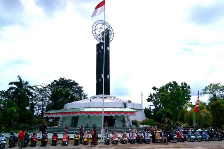 Rombongan scooterist asal Malaysia, Serian Division Vespa Fan Club saat melakukan perjalanan lintas negara ke Kalimantan Barat, Rabu  (16/8/2017).