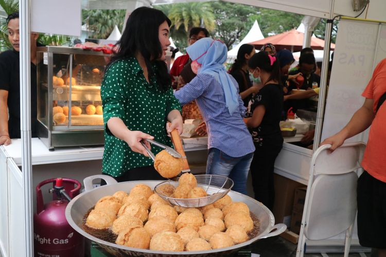 Bakso goreng gajah ukuran jumbo berisikan adonan daging ayam dan udang, sedang digoreng dalam acara Festival Bakso yang berlangsung 28 September hingga 8 Oktober 2017 di West Lobby, Living World Mall, Serpong, Tangerang Selatan, Banten.
 Living World, Alam Sutera, Tangerang.