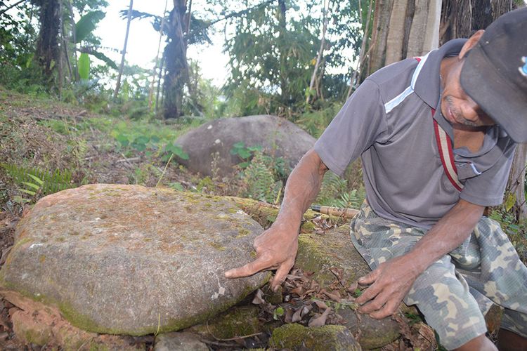 Situs Sompang Runa bertuliskan R U N K W di Kampung Runa, Desa Sukakiong, Kec. Kuwus, Kab. Manggarai Barat, Flores, NTT, Senin (5/8/2019). Tulisan dilakukan oleh orang Minangkabau yang tiba di kampung Runa ribuan tahuan yang lalu. Ini bukti sejarah bahwa orang Minangkabau. Asal usul orang Runa berasal dari Minangkabau.