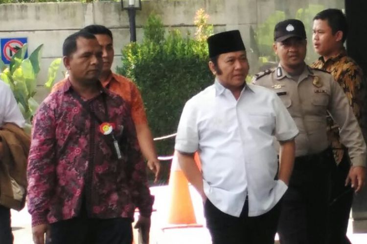Bupati Lampung Selatan Zainudin Hasan dibawa ke Gedung KPK Jakarta, Jumat (27/7/2018).