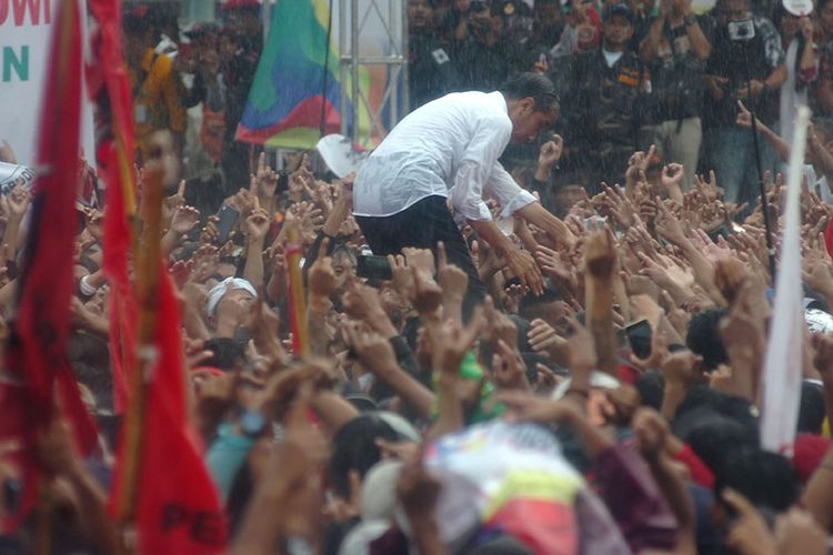 Calon Presiden nomor urut 01 Joko Widodo menyapa pendukung ketika kampanye terbuka di Lapangan Dukuhsalam, Kabupaten Tegal, Jawa Tengah, Kamis (4/4/2019). Dalam kampanyenya, Jokowi menyampaikan program Kartu Sembako, Kartu Prakerja dan Kartu KIP Kuliah serta memenangkan pasangan Jokowi-Maruf Amin pada pilpres 17 April mendatang.