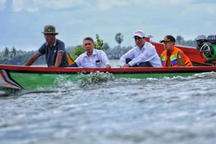 Menteri Pertanian Andi Amran Sulaiman memberi bantuan pertanian bagi petani korban banjir di tiga kabupaten di Sulawesi Selatan, Senin (9/7/2018).