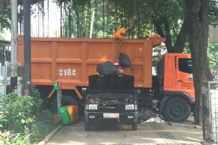 Pasukan oranye bekerja di Jalan Medan Merdeka Selatan, Rabu (13/6/2018).