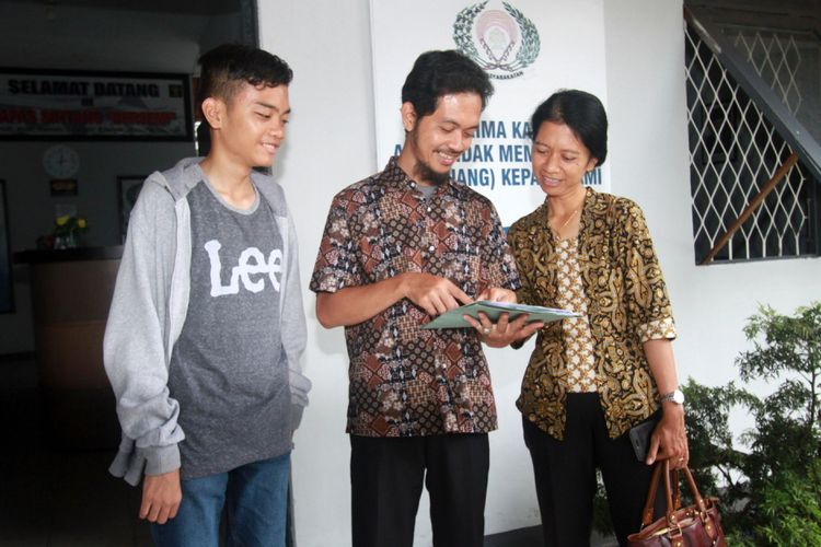 Fidelis Arie Sudewarto (36) ditemani anak pertamanya Yuvensius Finito Rosewood dan kakak kandungnya Yohana LA Suyati saat melihat berkas surat bebas di Bapas Sintang, Kamis (16/11/2017).