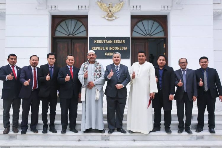 Para pimpinan perusahaan Mesir dan Indonesia serta staf KBRI di Mesir berfoto bersama setelah acara penandatanganan ekspor buah pala dari Indonesia ke Mesir, Rabu (28/3/2018).