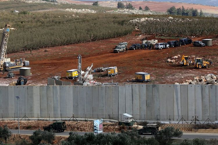 Foto yang diambil pada 5 Desember 2018, dari desa Kfar Kila di Lebanon selatan, dekat perbatasan Israel, menunjukkan aktivitas militer menggunakan alat berat yang disebut operasi untuk menghancurkan terowongan Hezbollah.