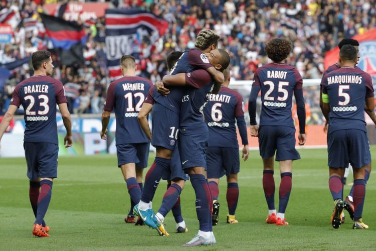 Neymar dan Kylian Mbappe merayakan gol PSG ke gawang Bordeaux pada lanjutan Liga Perancis di Parc des Princes, Sabtu (30/9/2017).
