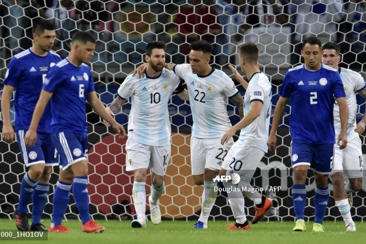 
Lionel Messi berselebrasi bersama pemain timnas Argentina setelah mencetak gol melalui tendangan penalti pada laga melawan Paraguay di Copa America yang berlangsung di Stadion Mineirao, Belo Horizonte, Brasil, 20 Juni 2019.