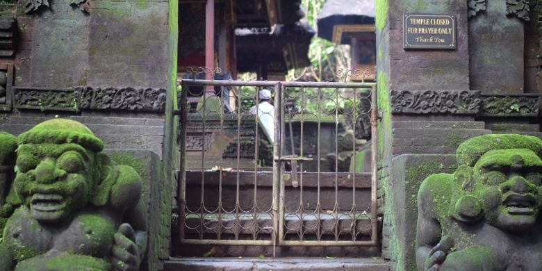 Area Monkey Forest Ubud dengan pura untuk peribadatan umat Hindu Bali.