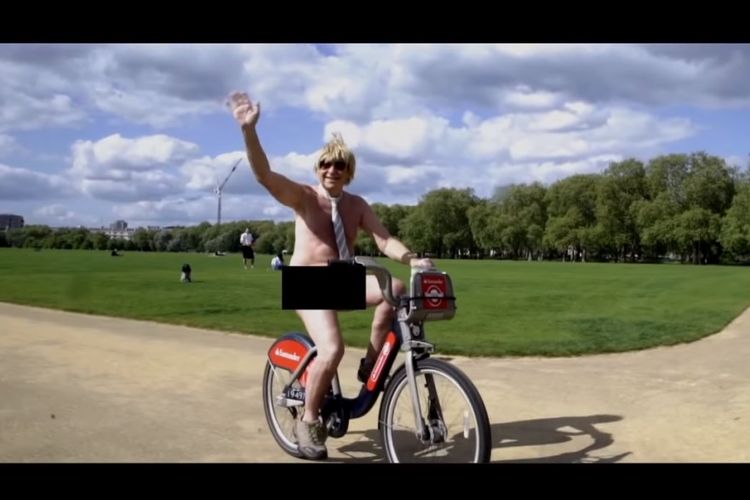Anggota parlemen Inggris dari Kota Lichfeld, Michael Fabricant dalam videonya yang mengkampanyekan bersepeda telanjang demi mengumpulkan dana untuk badan amal.