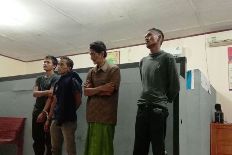 Empat tersangka yang diduga komplotan penculikan bersenjata api dan narkoba di ruang reserse Mapolres Aceh Utara, Sabtu (6/10/2018)