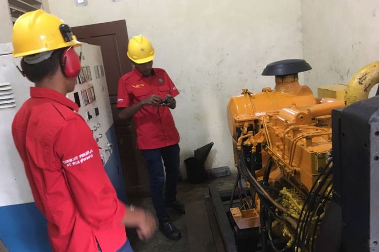 Salah satu mesin pembangkit listrik tenaga diesel milik PT PLN (Persero) Wilayah Riau dan Kepulauan Riau. Mesin yang ini ada di Pulau Sabang Mawang, Kecamatan Pulau Tiga Barat, Kabupaten Natuna, Kepulauan Riau. Gambar diambil pada Rabu (18/10/2017) petang.