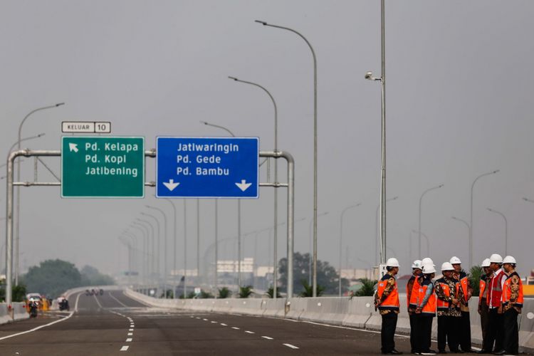 Presiden Joko Widodo (rompi merah) meninjau ruas jalan Tol Bekasi-Cawang-Kampung Melayu (Becakayu) di kawasan Jakasampurna, Bekasi, Jawa Barat, Jumat (3/11/2017). Presiden Joko Widodo meresmikan ruas jalan tol yakni Seksi 1B dan 1C sepanjang 8,26 kilometer yang terbentang dari Cipinang Melayu-Pangkalan Jati-Jakasampurna. KOMPAS.com/GARRY ANDREW LOTULUNG