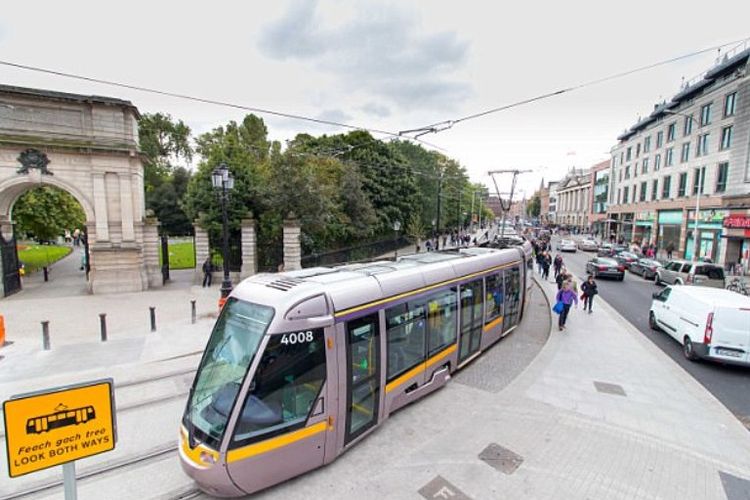 Jalur trem Luas Cross City yang melintasi pusat kota Dublin telah diresmikan pada pekan lalu.
