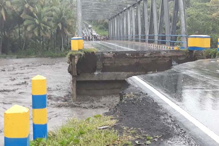Jalan trans penghubung antara Kecamatan Tobelo-Galela di Kabupaten Halmahera Utara, Maluku Utara putus terbawa banjir, Rabu (28/2/2018)