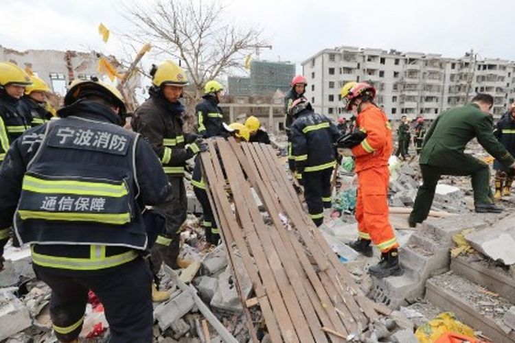Petugas penyelamat memeriksa lokasi ledakan di Ningbo, provinsi Zhejiang, China, Minggu (26/11/2017).