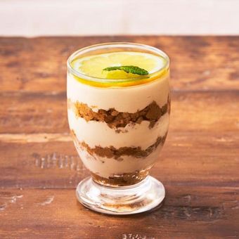 “TIRAMISU LIMONE” (650 yen).Hidangan pencuci mulut untuk vegan dengan lemon yang diletakkan di permukaan atasnya.