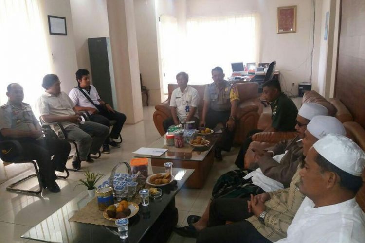 Rapat musyawarah tingkat Muspika Kecamatan Legok terkait adanya penolakan kegiatan Biksu Mulyanto Nurhalim di Desa Babat, Legok, Tangerang.