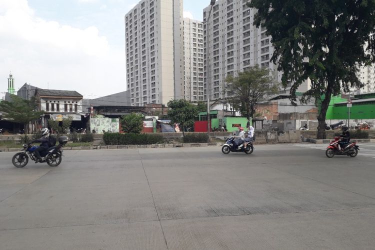 Lokasi laki-laki bergamis yang shalat di tengah jalan, Senin (21/5/2018).