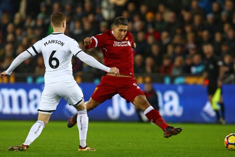 Penyerang Liverpool FC, Roberto Firmino (kanan), berduel dengan bek Swansea City, Alfie Mawson, dalam laga Liga Inggris di Stadion Liberty, Swansea, pada 22 Januari 2018.