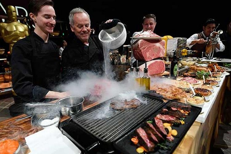 Wolfang Puck mempertunjukan teknik masak untuk makanan di makan malam Oscars. 