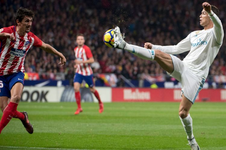 Cristiano Ronaldo mencoba mengontrol bola saat dikawal Stefan Savic pada pertandingan Derbi Madrid antara Atletico dan Real Madrid di Wanda Metropolitano, Sabtu (18/11/2017). 