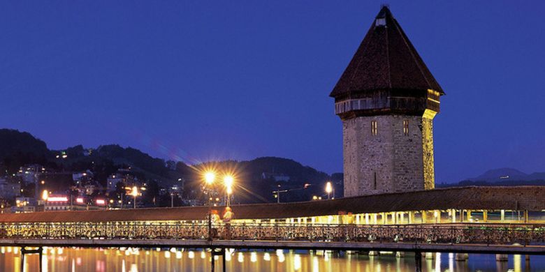 Water Tower dan Chapel Bridge di Kota Luzern, Swiss. 