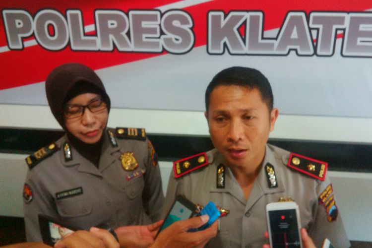 Waka Polres Klaten Kompol Hari Sutanto didampingi Kasubag Humas AKP Fatma saat memberikan keterangan pers di Mapolres Klaten, Jawa Tengah, Sabtu (10/2/2018).