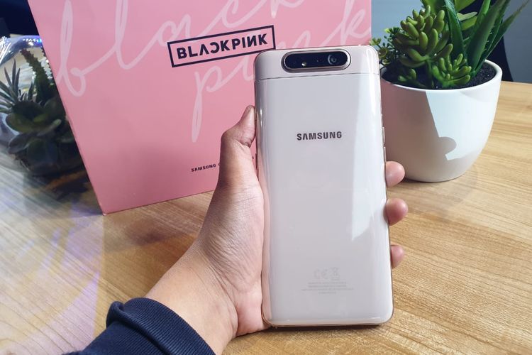 Penampakan punggung Galaxy A80. Hanya ada modul triple-camera dan logo Samsung. Punggung ini juga dilengkapi dengan fitur NFC.