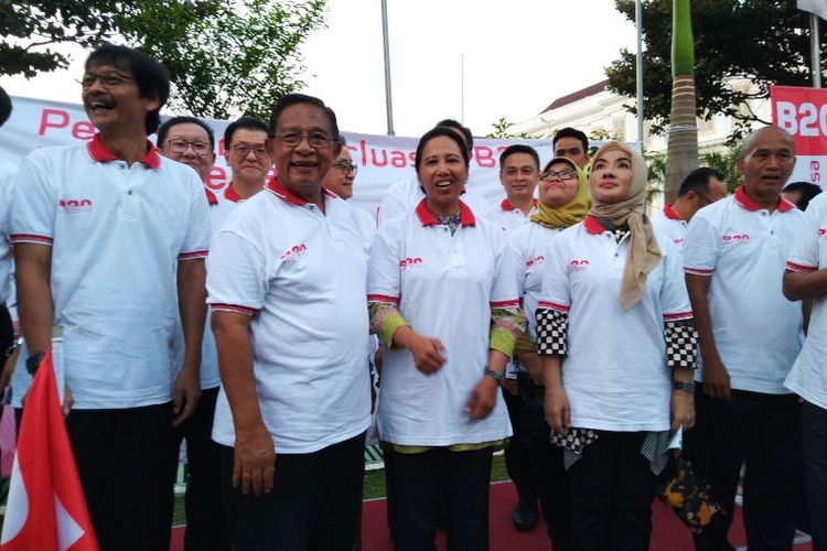 Menko bidang Perekonomian Darmin Nasution dan Menteri BUMN Rini Soemarno meluncurkan mandatori Perluasan penggunaan B20 di Kantor Kemenko Perekonomian, Jakarta, Jumat (31/8/2018).