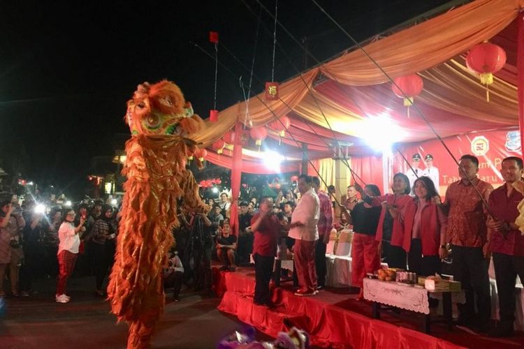 Gubernur Sulut Olly Dondokambey saat memberi makan angpao kepada barongsai singa bersama Pemerintah Kota (Pemkot) Manado dan Forkopimda di perayaan malam pergantian tahun baru Imlek, Senin (4/4/2019).