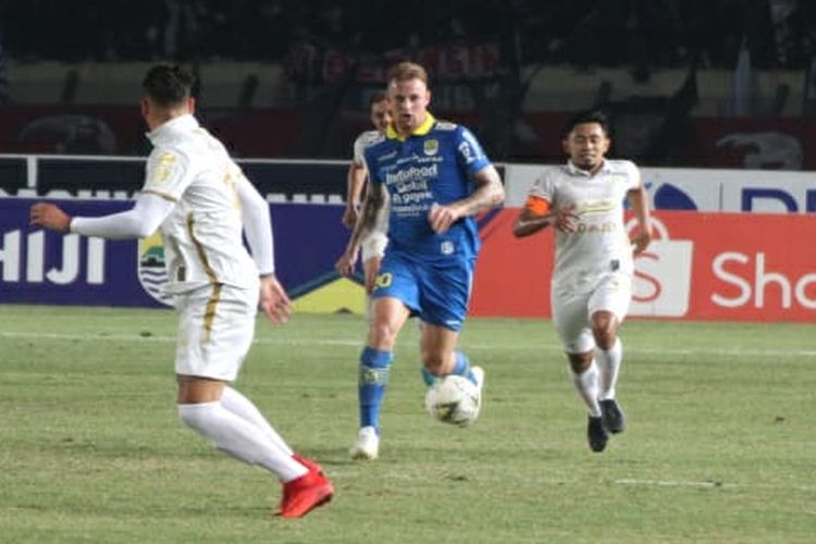 Pemain Persib Bandung, Nick Kuipers, membawa bola dalam pertandingan Liga 1 melawan PSS Sleman di Stadion Si Jalak Harupat, Soreang, Jumat (30/8/2019). 