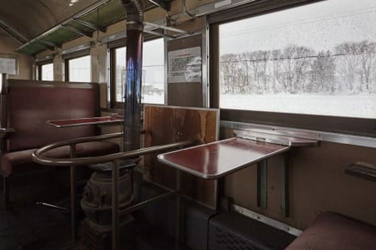 Interior kereta api kompor Jepang yang eksis sejak 1950an.