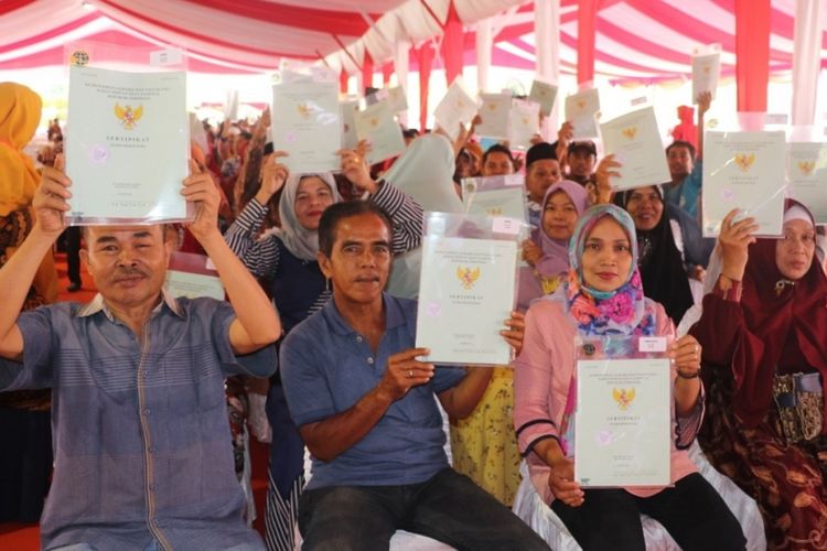 Masyarakat yang menerima sertifikat tanah.