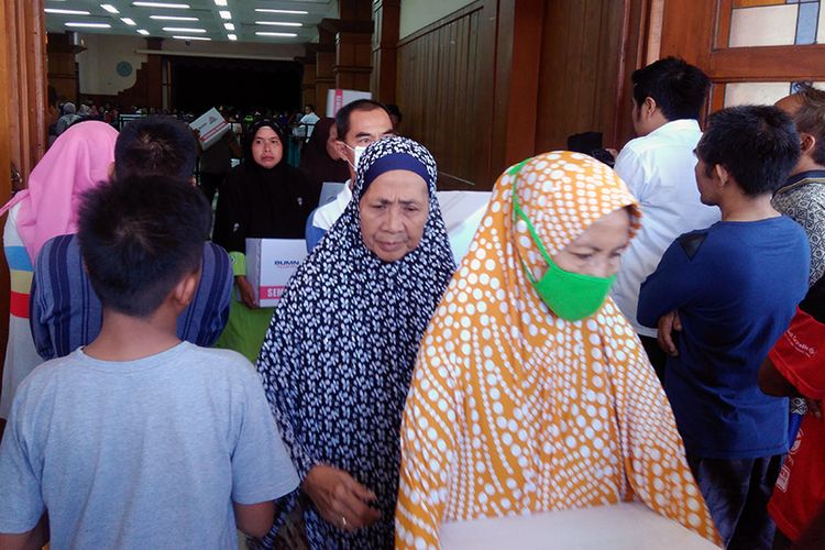 Meski sempat berdesakan di pintu masuk, namun warga akhirnya secara tertib mendapatkan paket sembako murah dari PT. Semen Indonesia, Senin (11/6/2018)