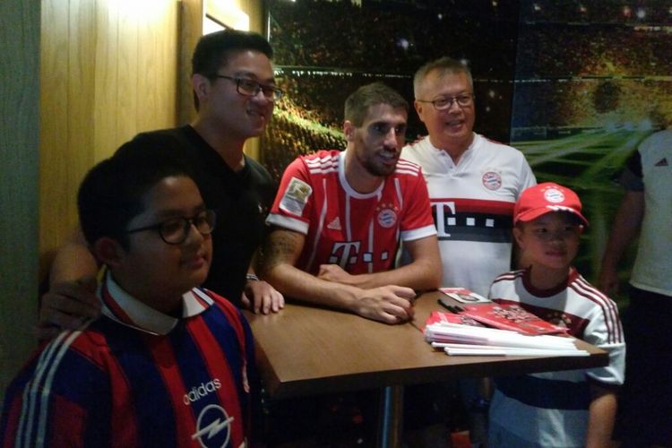 Nasabah platinum Allianz Indonesiamenghadiri meet and greet bersama pemain Bayern Muenchen, Javi Martinez, di Singapura, Senin (24/7/2017).