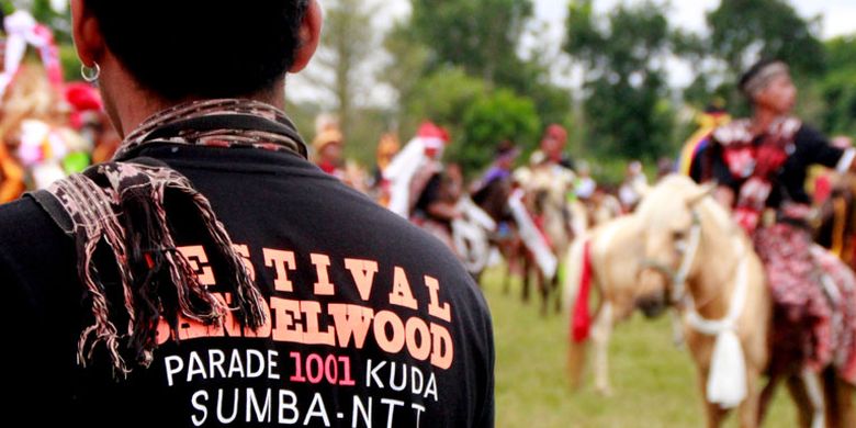 Selama sepekan penuh, 4-13 Juli 2017 Pemerintah Nusa Tenggara Timur menggelar Parade 1001 Kuda Sandelwood di empat kabupaten di Pulau Sumba.