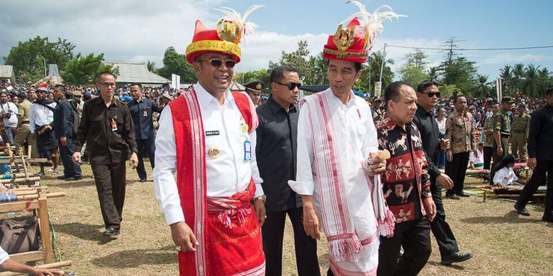 Presiden Joko Widodo menghadiri Parade 1001 Kuda Sandelwood dan Festival Tenun Ikat Sumba 2017 di Tambolaka, Sumba Barat Daya, Nusa Tenggara Timur, Rabu (12/7/2017). NTT juga akan menggelar perhelatan internasional bertajuk Tour de Flores pada 14-20 Juli 2017. Turut mendampingi Presiden dan Ibu Negara Iriana Joko Widodo antara lain Menteri Sekretaris Negara Pratikno, Gubernur Nusa Tenggara Timur Frans Lebu Raya dan Bupati Sumba Barat Daya Markus Dairo Talu.