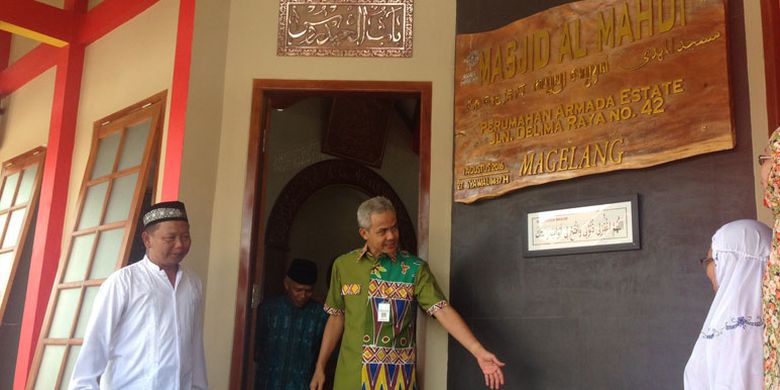 Gubernur Jateng Ganjar Pranowo mengunjungi Masjid Al-Mahdi yang berornamen Kelenteng di Kota Magelang, Jawa Tengah. Masjid ini diharapkan menjadi wisata religi di Magelang.

Foto-foto: Kompascom/Nazar Nurdin