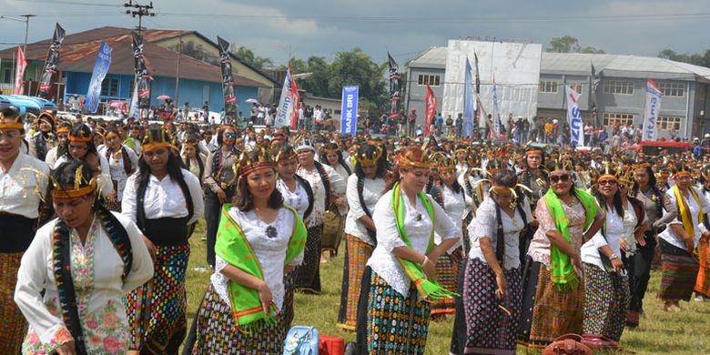 Tarian massal Ndundu Ndake merupakan tarian khas masyarakat Manggarai dipentaskan di Lapangan Motangrua, Ruteng, ibu kota Kabupaten Manggarai, Flores, Nusa Tenggara Timur. Tarian massal yang melibatkan 1.500 penari ini tampil untuk menyambut peserta Tour de Flores 2017 pada Etape Kelima dari Borong, Kabupaten Manggarai Timur ke Ruteng, Kabupaten Manggarai, Selasa (18/7/2017). 