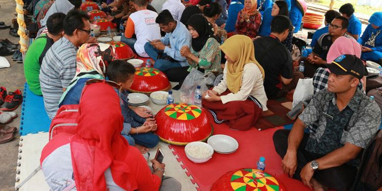 Tradisi Nganggung Dulang masyarakat Toboali, Bangka Selatan, Bangka Belitung seusai Toboali Fashion Carnaval 2017 di Rumah Dinas Bupati Bangka Selatan di Toboali, Minggu (30/7/2017).