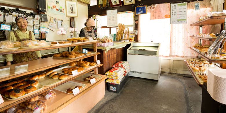 Toko roti Sakae-pan yang memiliki motto roti murah dan lezat yang dapat dinikmati oleh semua orang di Gifu, Jepang. Toko roti ini menjual 60 hingga 70 jenis roti setiap harinya.
