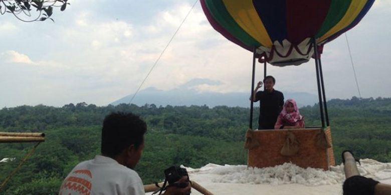 Spot balon udara di Kampung Talunkacang, Kandri, Gunungpati, Semarang, Jawa Tengah, Sabtu (16/12/2017). 