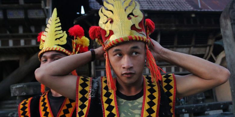 Tradisi lompat batu di Pulau Nias, Sumatera Utara, yang dalam bahasa daerah disebut Hombo Batu atau Fahombo.